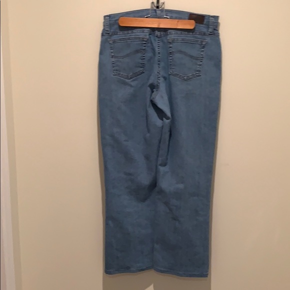 3/$30 Lee high rise light wash relaxed fit jeans - Picture 4 of 4